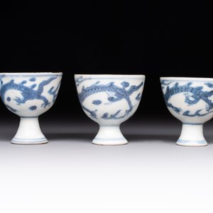 Six Chinese blue and white 'Hatcher cargo' stem cups with dragons, Transitional period — photo 3