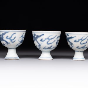 Six Chinese blue and white 'Hatcher cargo' stem cups with dragons, Transitional period — photo 4