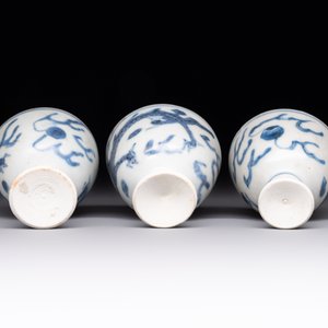 Six Chinese blue and white 'Hatcher cargo' stem cups with dragons, Transitional period — photo 7