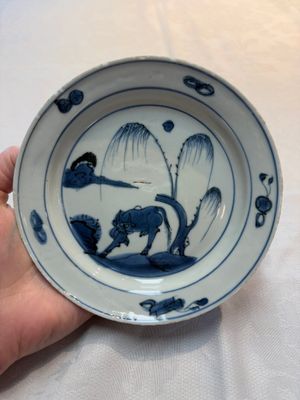 Six Chinese blue and white ko-sometsuke 'ox' plates for the Japanese market, late Ming — foto 3