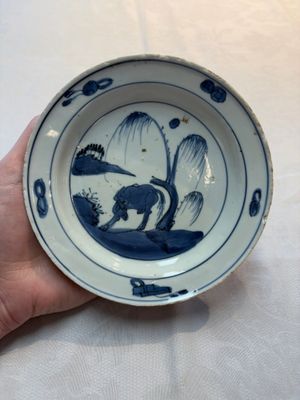 Six Chinese blue and white ko-sometsuke 'ox' plates for the Japanese market, late Ming — foto 7