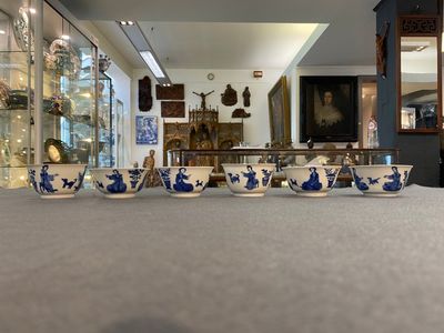 Six Chinese blue and white 'Lady and dog' cups and saucers, Kangxi — photo 5