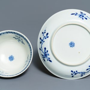 Six Chinese blue and white 'mother and child' cups and five saucers, Kangxi — 照片 3