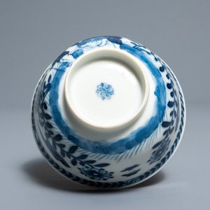Six Chinese blue and white 'mother and child' cups and five saucers, Kangxi — 照片 4