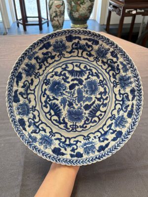 Six Chinese blue and white 'peony scroll' plates, Kangxi — photo 12