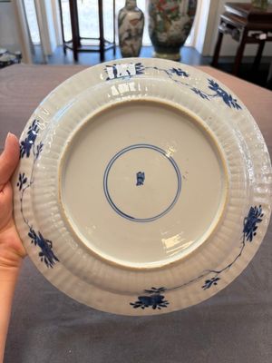 Six Chinese blue and white 'peony scroll' plates, Kangxi — photo 16