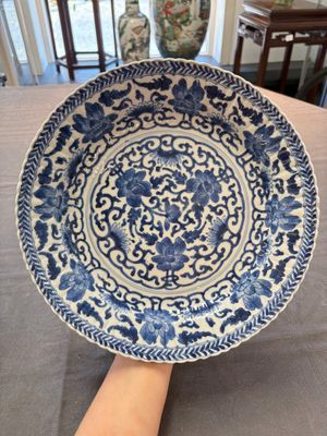 Six Chinese blue and white 'peony scroll' plates, Kangxi — photo 3