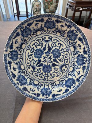 Six Chinese blue and white 'peony scroll' plates, Kangxi — photo 5
