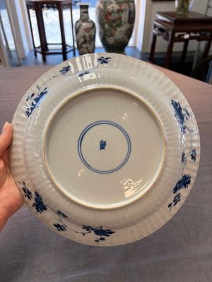 Six Chinese blue and white 'peony scroll' plates, Kangxi — photo 7