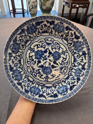 Six Chinese blue and white 'peony scroll' plates, Kangxi — photo 8