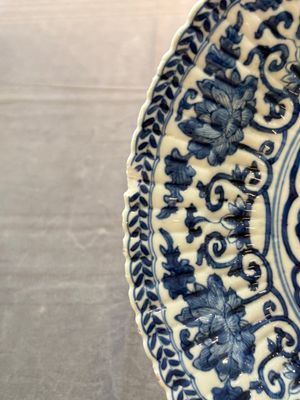 Six Chinese blue and white 'peony scroll' plates, Kangxi — photo 9