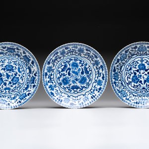 Six Chinese blue and white 'peony scroll' plates, Kangxi — photo 2