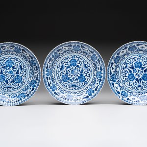 Six Chinese blue and white 'peony scroll' plates, Kangxi — photo 4