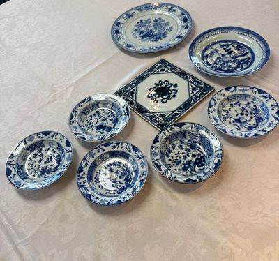 Six Chinese blue and white plates, a dish and a large tile, Yongzheng/Qianlong — foto 1