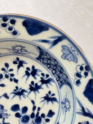Six Chinese blue and white plates, a dish and a large tile, Yongzheng/Qianlong — foto 17