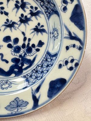 Six Chinese blue and white plates, a dish and a large tile, Yongzheng/Qianlong — foto 18