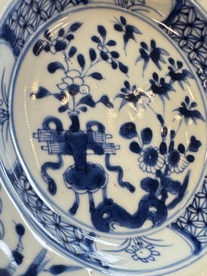 Six Chinese blue and white plates, a dish and a large tile, Yongzheng/Qianlong — foto 19
