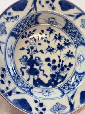 Six Chinese blue and white plates, a dish and a large tile, Yongzheng/Qianlong — foto 20