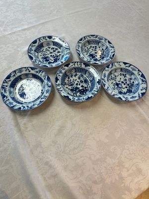 Six Chinese blue and white plates, a dish and a large tile, Yongzheng/Qianlong — foto 2