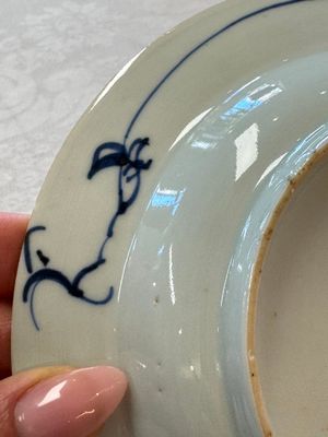 Six Chinese blue and white plates, a dish and a large tile, Yongzheng/Qianlong — foto 24