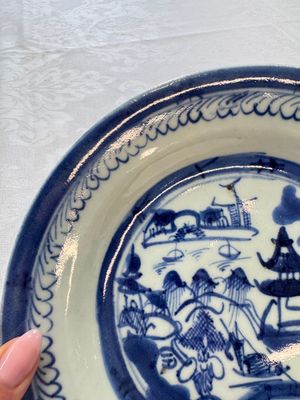 Six Chinese blue and white plates, a dish and a large tile, Yongzheng/Qianlong — foto 27