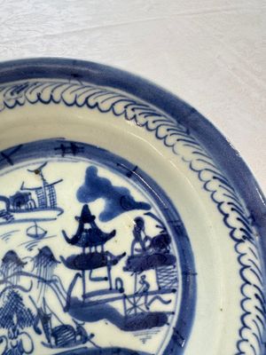Six Chinese blue and white plates, a dish and a large tile, Yongzheng/Qianlong — foto 28