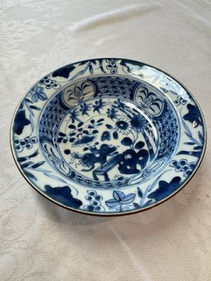 Six Chinese blue and white plates, a dish and a large tile, Yongzheng/Qianlong — foto 3