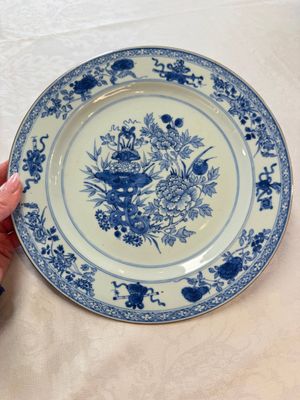 Six Chinese blue and white plates, a dish and a large tile, Yongzheng/Qianlong — foto 38