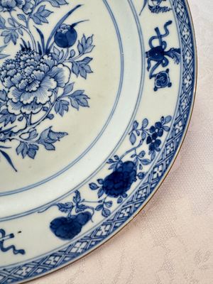 Six Chinese blue and white plates, a dish and a large tile, Yongzheng/Qianlong — foto 42