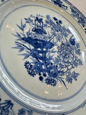 Six Chinese blue and white plates, a dish and a large tile, Yongzheng/Qianlong — foto 43