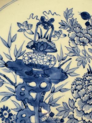 Six Chinese blue and white plates, a dish and a large tile, Yongzheng/Qianlong — foto 44