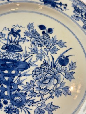 Six Chinese blue and white plates, a dish and a large tile, Yongzheng/Qianlong — foto 45
