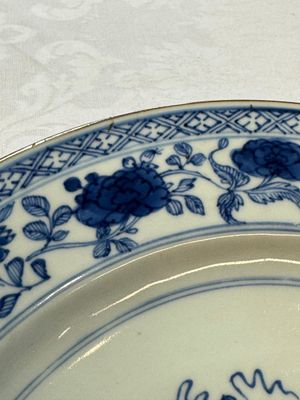 Six Chinese blue and white plates, a dish and a large tile, Yongzheng/Qianlong — foto 46