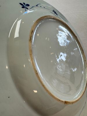 Six Chinese blue and white plates, a dish and a large tile, Yongzheng/Qianlong — foto 48