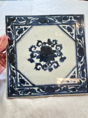 Six Chinese blue and white plates, a dish and a large tile, Yongzheng/Qianlong — foto 51