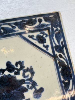 Six Chinese blue and white plates, a dish and a large tile, Yongzheng/Qianlong — foto 54