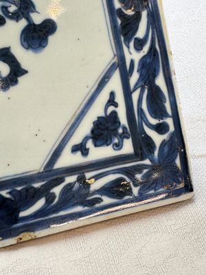 Six Chinese blue and white plates, a dish and a large tile, Yongzheng/Qianlong — foto 55