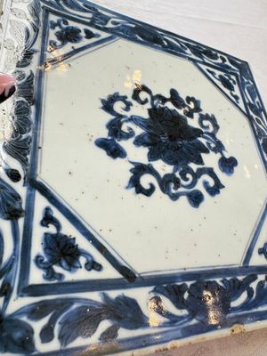 Six Chinese blue and white plates, a dish and a large tile, Yongzheng/Qianlong — foto 56