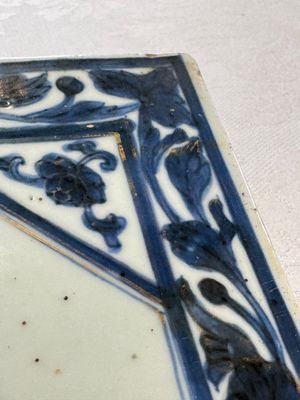 Six Chinese blue and white plates, a dish and a large tile, Yongzheng/Qianlong — foto 58