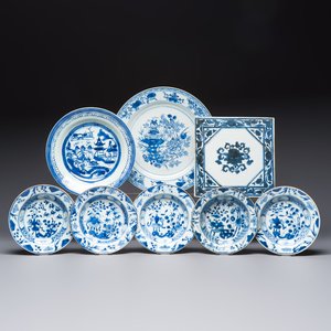 Six Chinese blue and white plates, a dish and a large tile, Yongzheng/Qianlong — foto 1