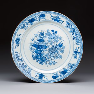 Six Chinese blue and white plates, a dish and a large tile, Yongzheng/Qianlong — foto 2