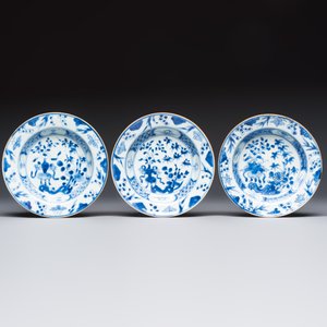 Six Chinese blue and white plates, a dish and a large tile, Yongzheng/Qianlong — foto 8