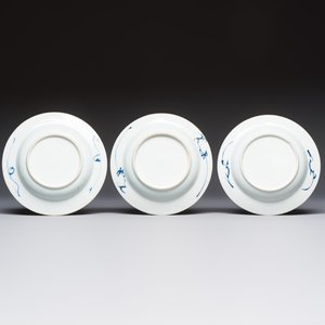 Six Chinese blue and white plates, a dish and a large tile, Yongzheng/Qianlong — foto 9