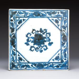 Six Chinese blue and white plates, a dish and a large tile, Yongzheng/Qianlong — foto 10