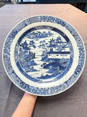 Six Chinese blue and white plates and a dish with landscape design, 18th C. — photo 1