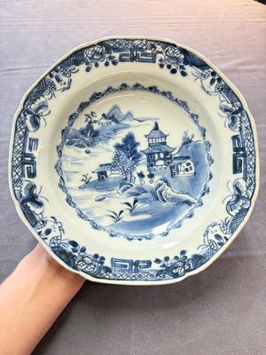 Six Chinese blue and white plates and a dish with landscape design, 18th C. — photo 6