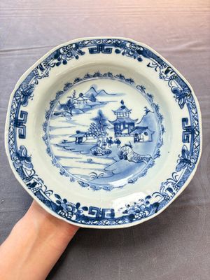 Six Chinese blue and white plates and a dish with landscape design, 18th C. — photo 8