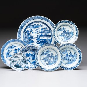 Six Chinese blue and white plates and a dish with landscape design, 18th C. — photo 1