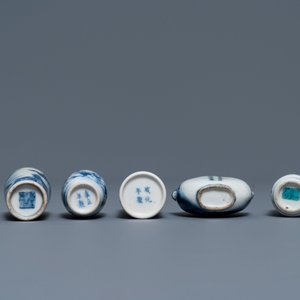 Six Chinese blue and white porcelain snuff bottles, 19/20th C. — 照片 4