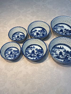 Six Chinese blue and white reticulated baskets with pagodas along a river, Qianlong — photo 1